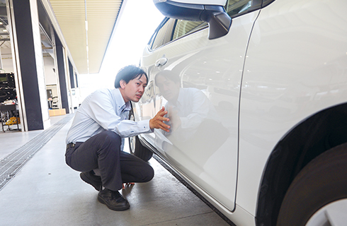 事故車の修理見積もりの様子