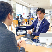 新車・中古車販売の様子