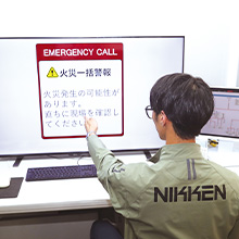 システムで建物を見守っている様子