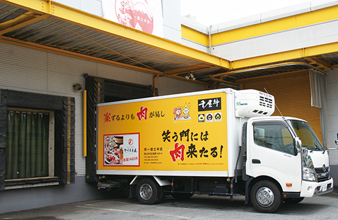 値段をつけて出荷する様子