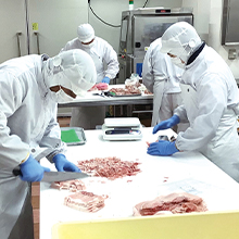 牛・豚・鶏を食べやすくカットしている様子