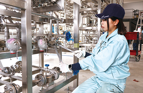 製品を組み立てる様子