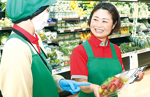店員たちへのアドバイスの様子