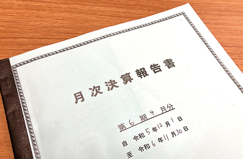 経営に役立つ資料を作る様子