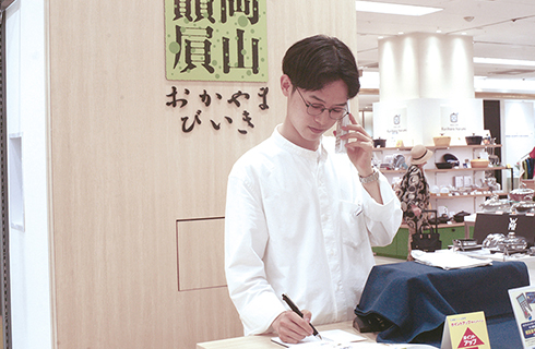 商品を見つける、交渉する様子
