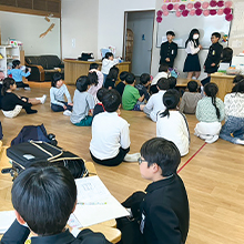 発達に障がいのある子供の困りごとに対応する様子