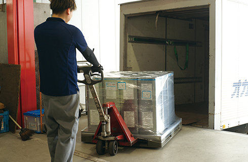 荷物の積みこみと配達の様子