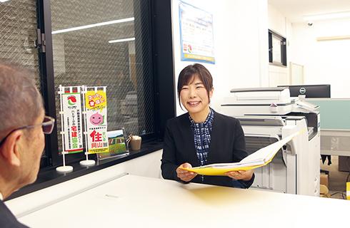 お客様からの相談にのる様子