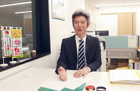 契約書などの書類をつくる様子