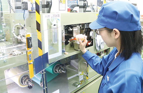 機械の日常点検、清掃の様子