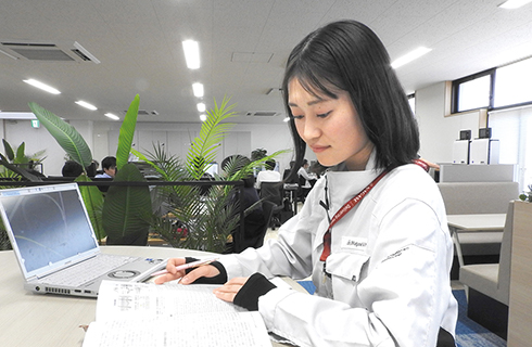 文献・市場調査の様子