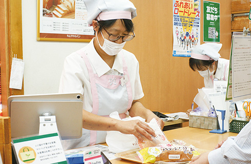 商品を店頭に並べて販売している様子