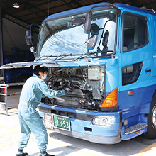 自動車整備の仕事の様子
