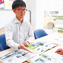 自動車の販売・提案の様子