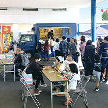 地域の人が楽しめるイベントを開催する様子