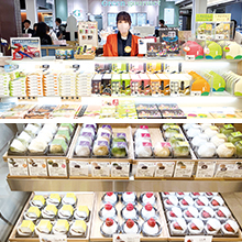 きびだんごや大福を販売する様子